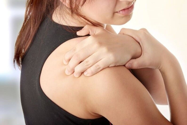 Při cervikální osteochondróze bolest vyzařuje do ramene